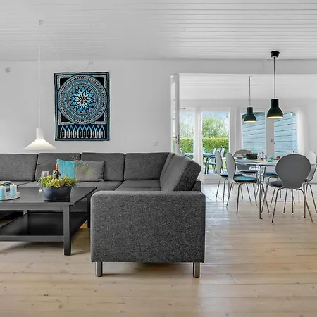 Prázdninový dům 4 Bedroom In *