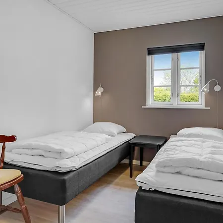 Prázdninový dům 4 Bedroom In *