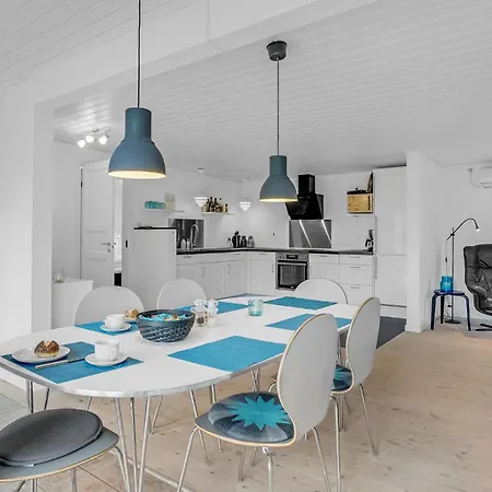 Prázdninový dům 4 Bedroom In *